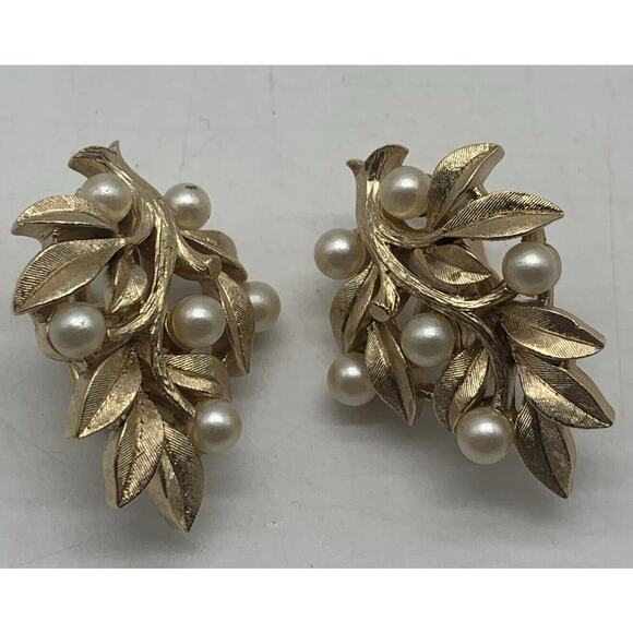 Vintage Mixed Lot 8 Pairs Clip On Earrings Monet Trifari Vendome Plus Read - Picture 6 of 14